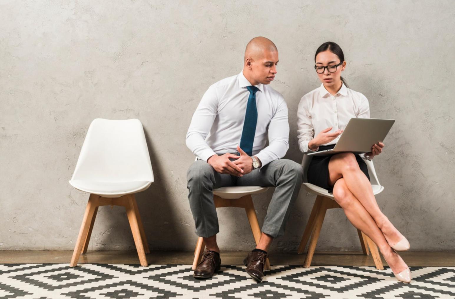 Profesionales analizando datos financieros en Argentina