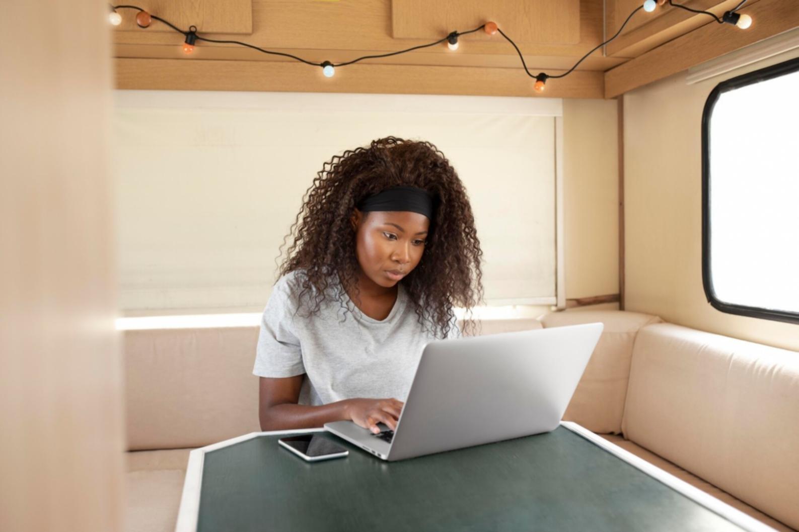 Profesionales trabajando en análisis financiero durante una sesión de capacitación empresarial