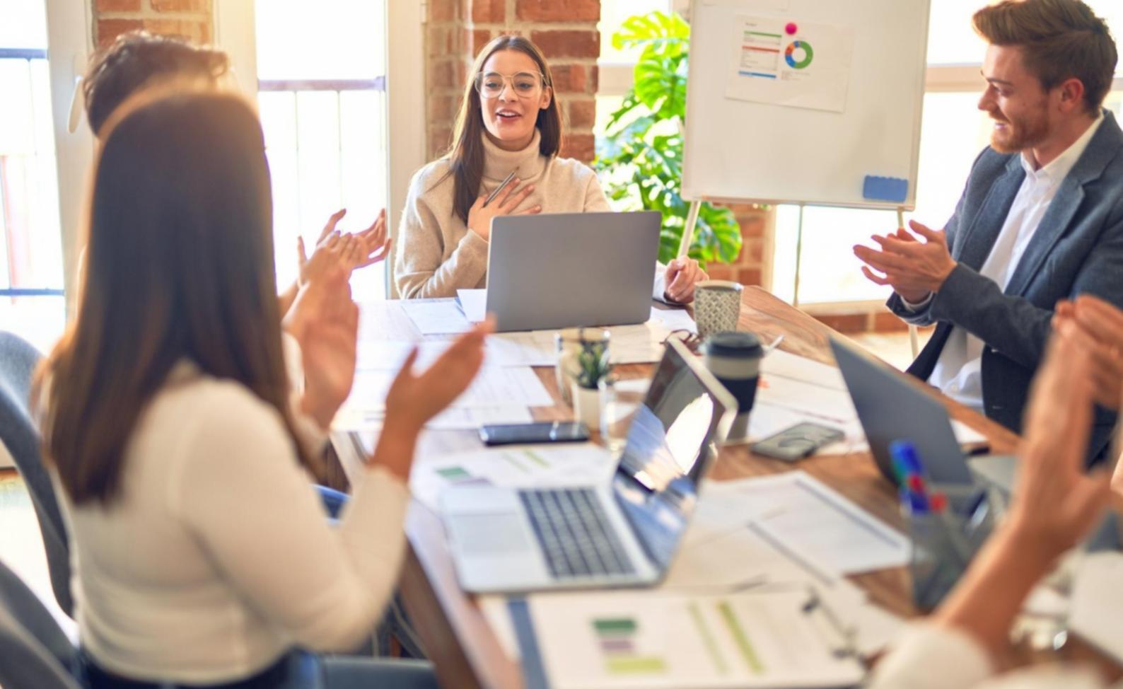 Metodología educativa de maxonlight en acción durante sesión de formación financiera