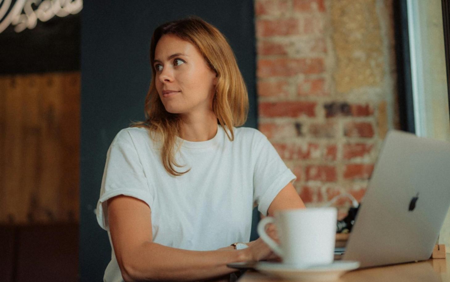 Estudiantes trabajando con análisis financiero práctico